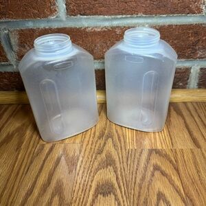 Lot of 2 Rubbermaid Plastic Drink Containers Pitchers Retro